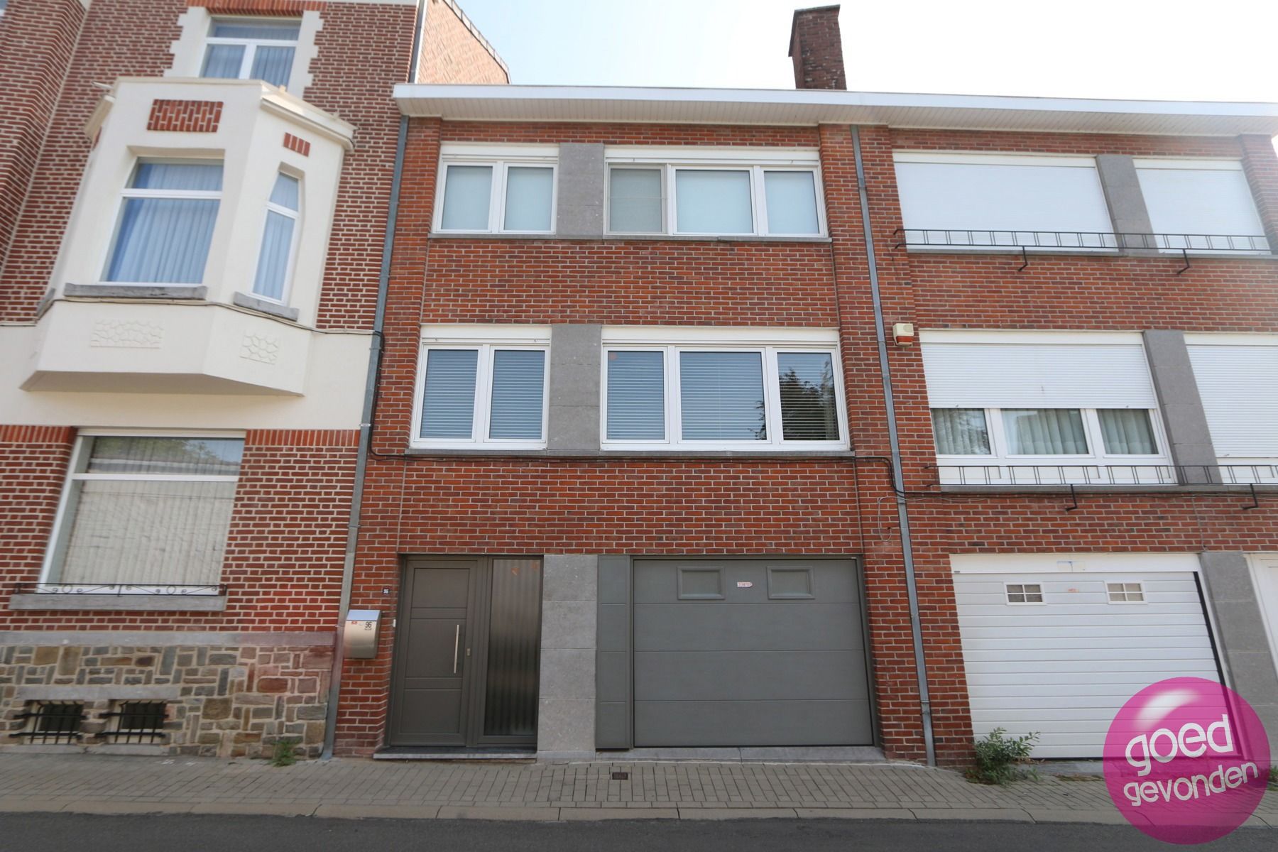 GEZINSWONING - 3 SLK - STADSTUIN - GARAGE - CENTRUM - RUSTIG foto {{pictureIndex}}