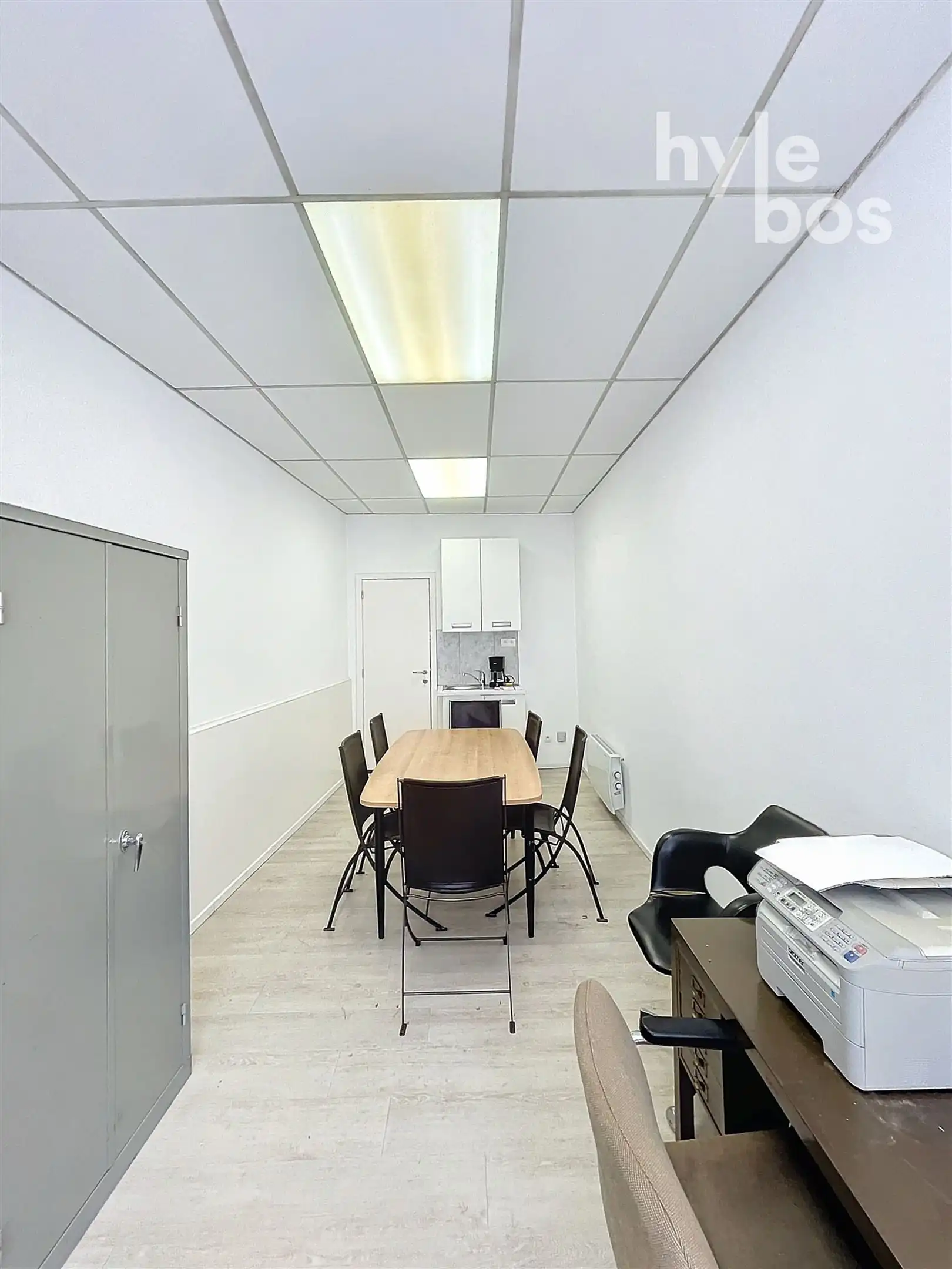 Gelijkvloers bureelruimte met kitchenette en toilet foto 3