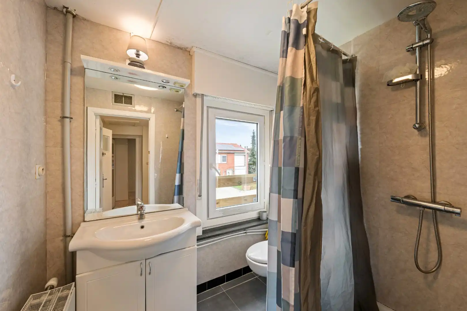 Instapklare woning met 4 slaapkamers, zonnige tuin en garage met oprit in Dadizele foto 16