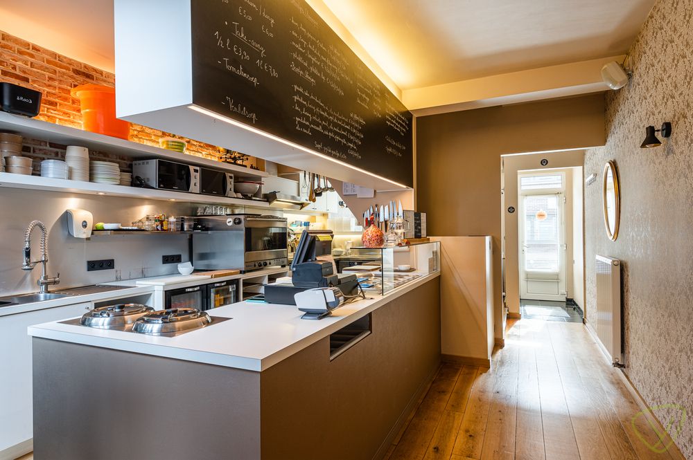 Ruime handelsswoning te koop in het centrum van Eeklo! foto 9
