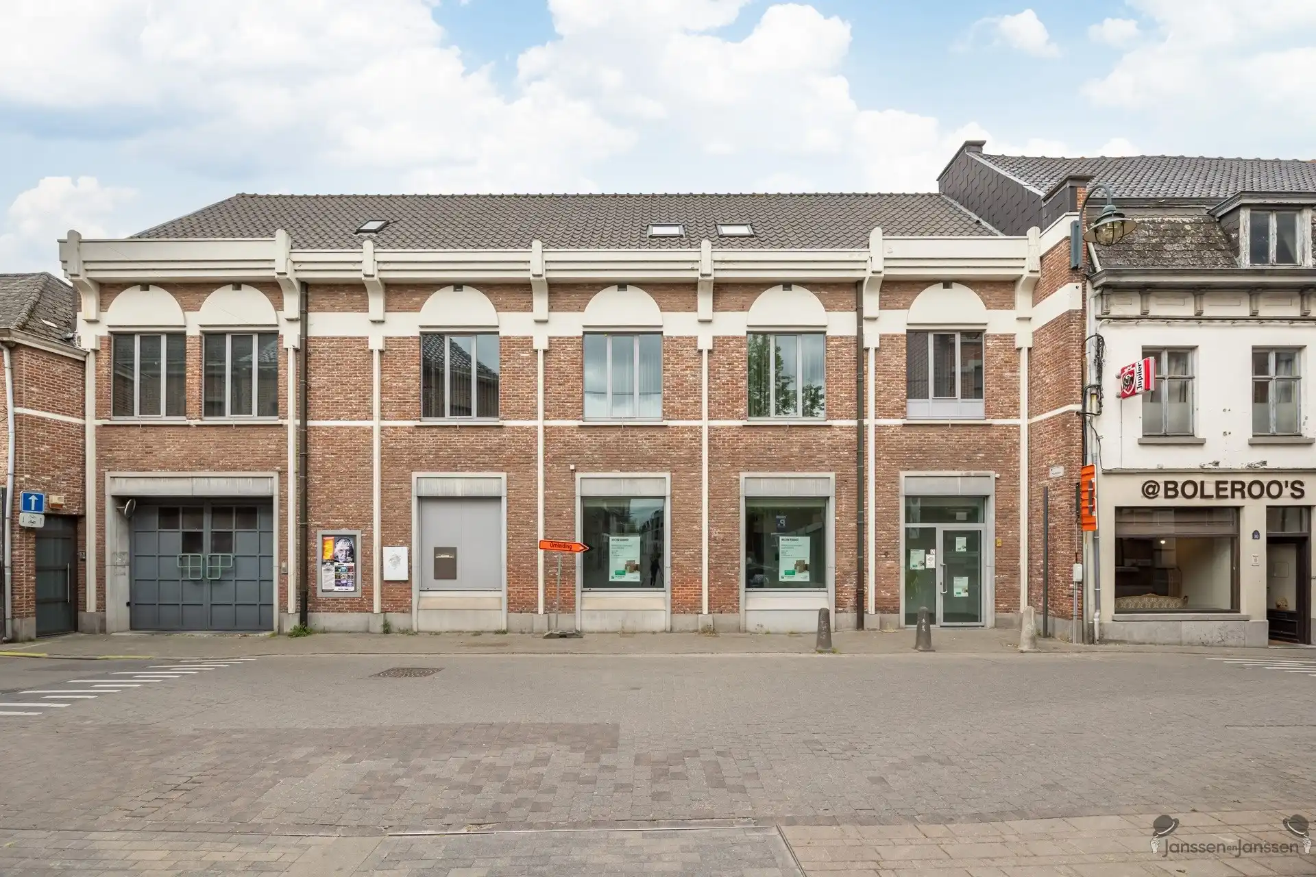 Commercieel gebouw met parkeergelegenheid! foto {{pictureIndex}}