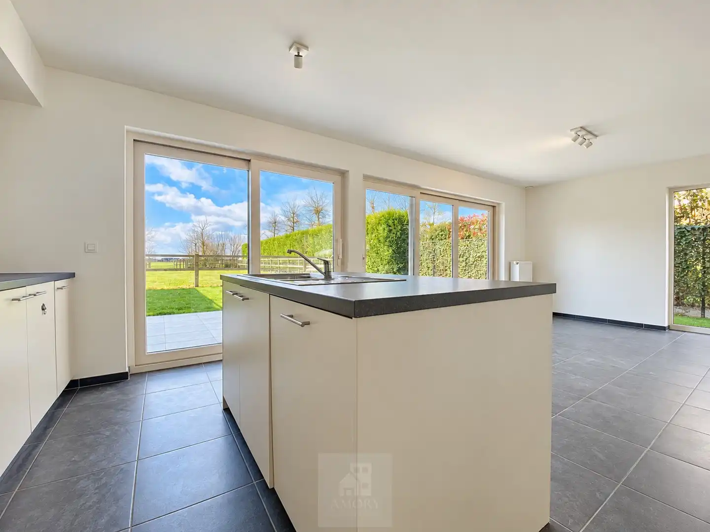 Lichtrijke en energiezuinige woning met 3 slpk's, tuin en garage foto 6