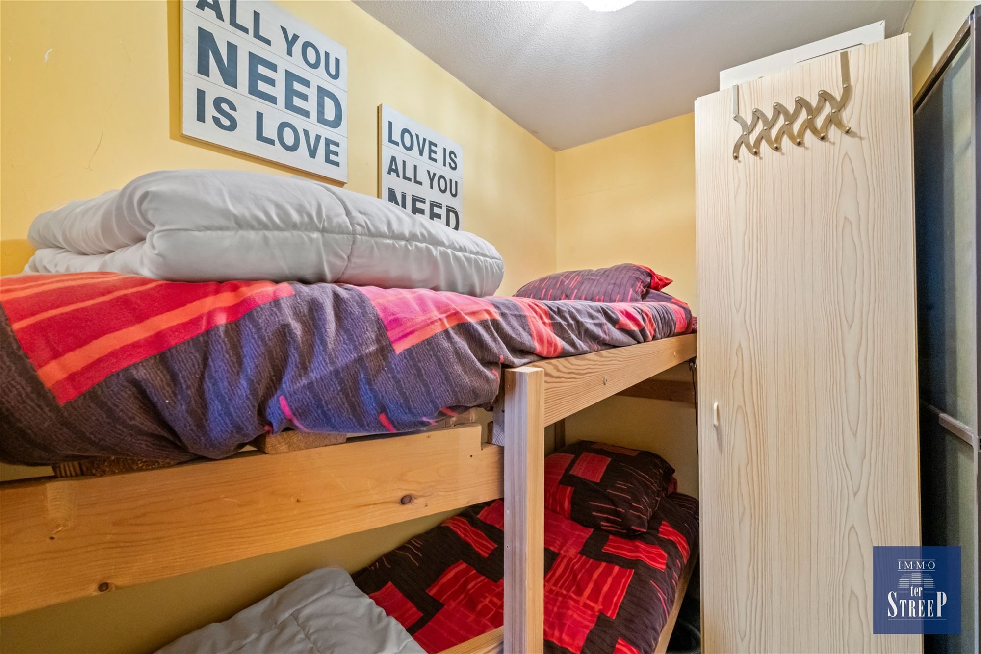 Gemeubelde studio met zeezicht foto 11