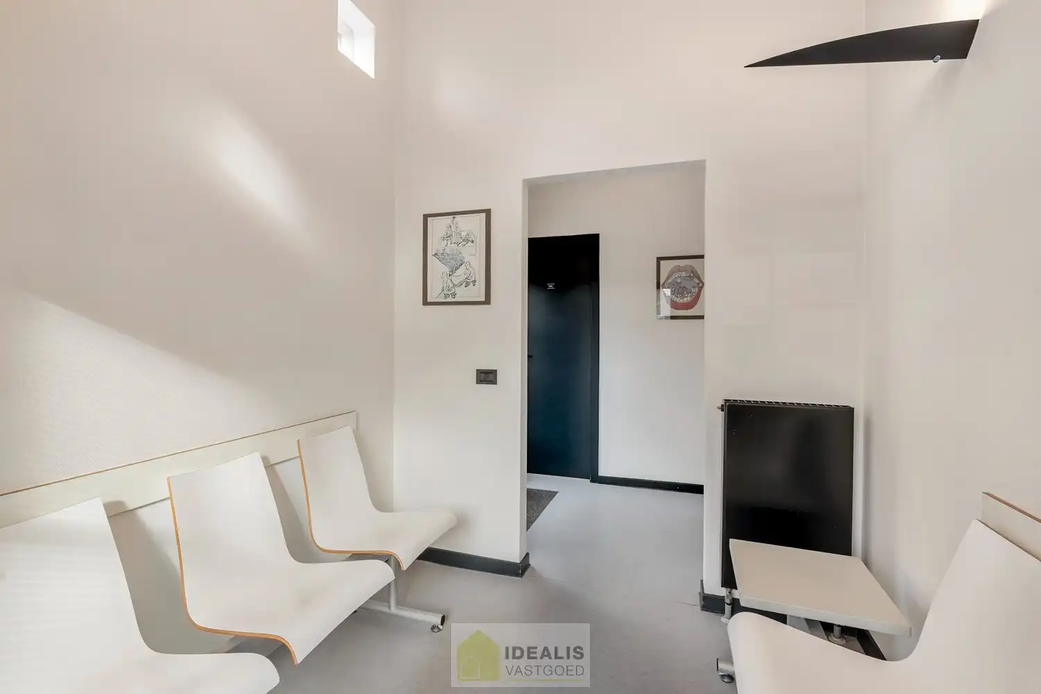 EXTRA RUIME VILLA MET EEN PRACHTIG LICHTRIJKE LEEFRUIMTE, RUIME KEUKEN, 4 SLAAPKAMERS, 2 BADKAMERS EN EEN RUIM PRAKTIJK/KANTOORGEDEELTE OP EEN RIANT EN CENTRAAL PERCEEL VAN MAAR LIEFST 16A 27CA OP EEN GUNSTIGE LOCATIE NABIJ HET CENTRUM VAN ACHEL! foto 27