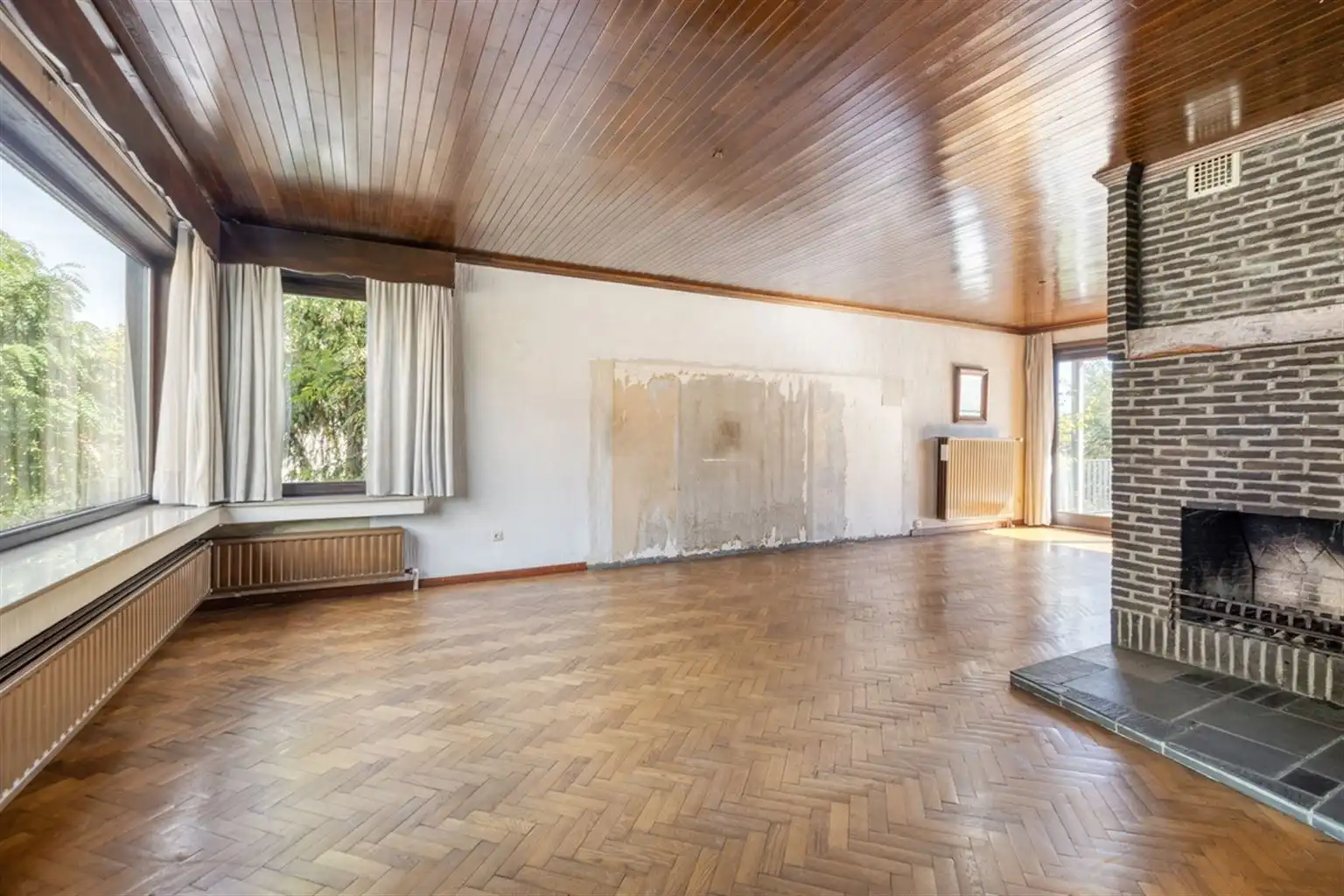 Vrijstaande woning met 3 slaapkamers, ruime tuin en garages op een riant perceel van 9a18ca, rustig gelegen nabij het centrum van Maaseik.  foto 3