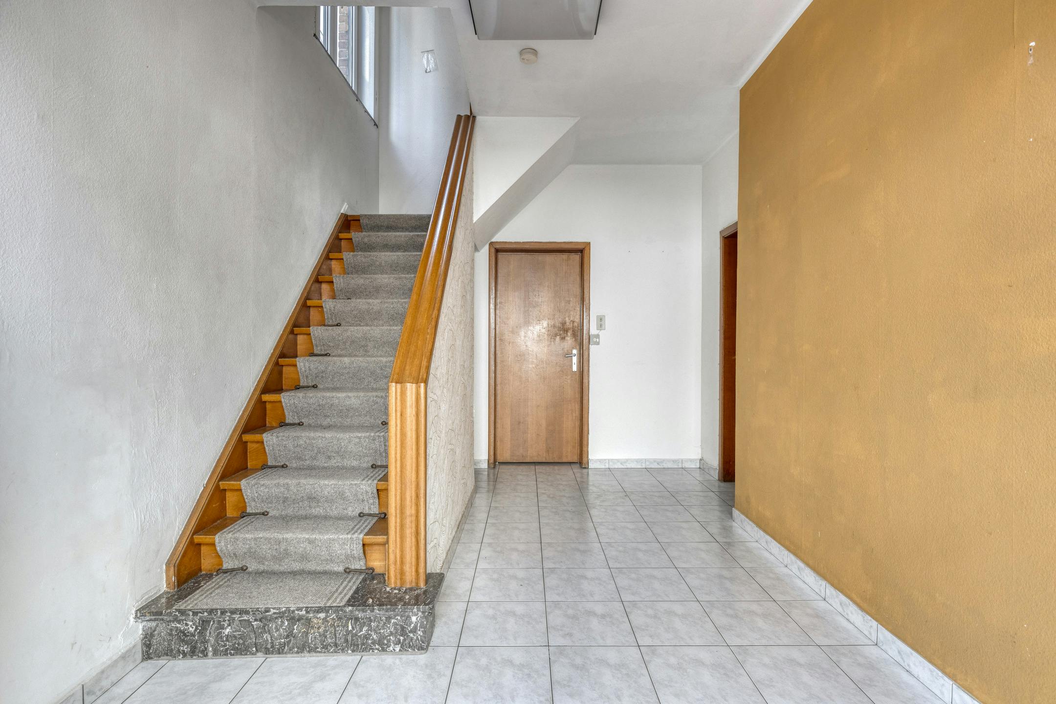 Ruime woning met tuin & potentieel in hartje Landegem foto 4