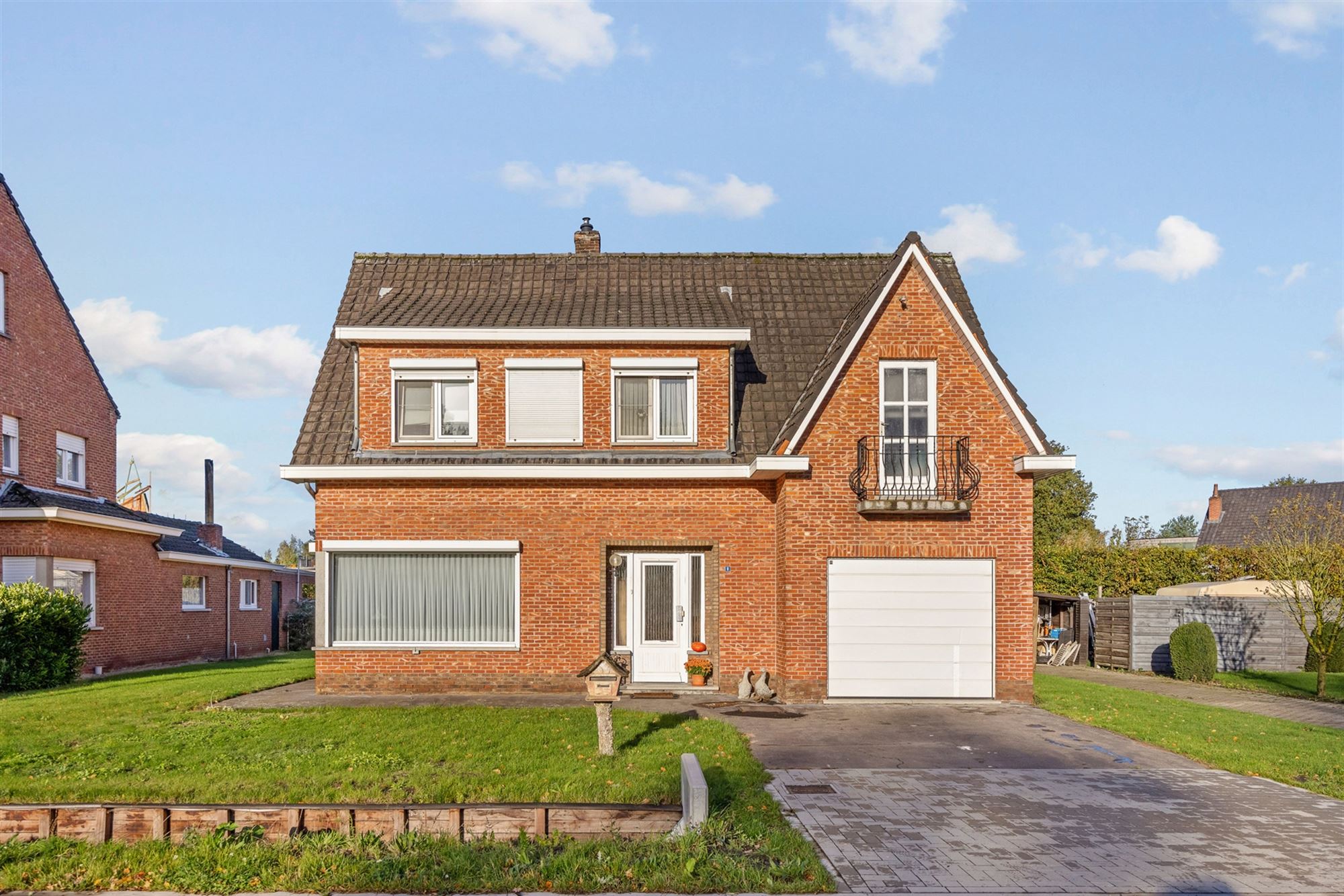 CHARMANTE,DEELS GERENOVEERDE WONING , GEEN RENOVATIEPLICHT !  foto {{pictureIndex}}