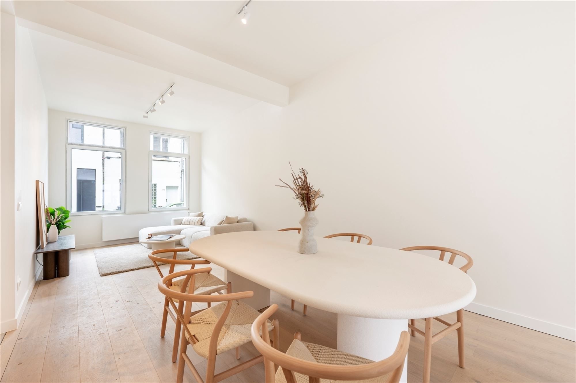 Ruime gerenoveerde woning met tuin foto 4