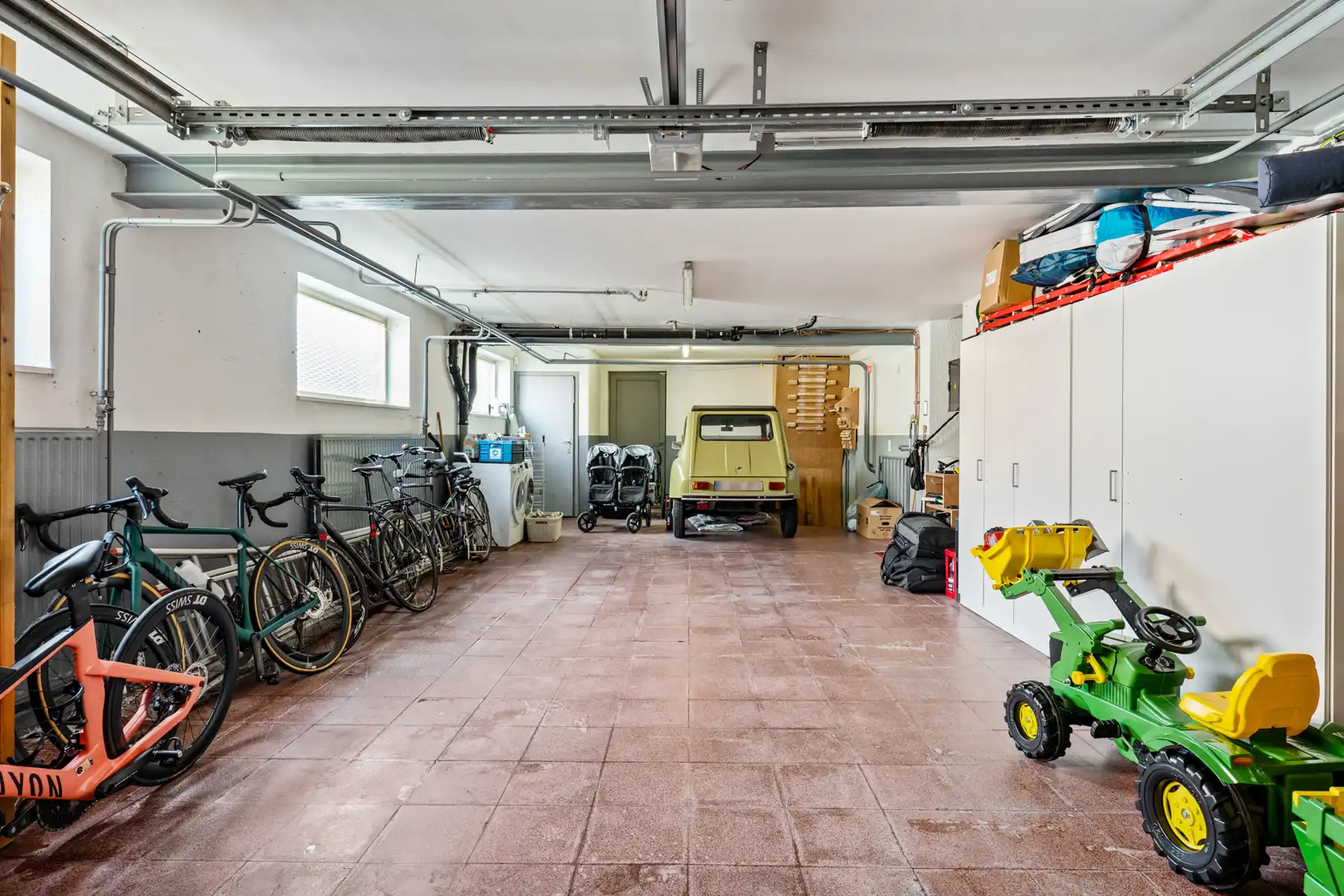 Villa met 5 slpk, 2 badkamers, ruime tuin, garage en kelder foto 23