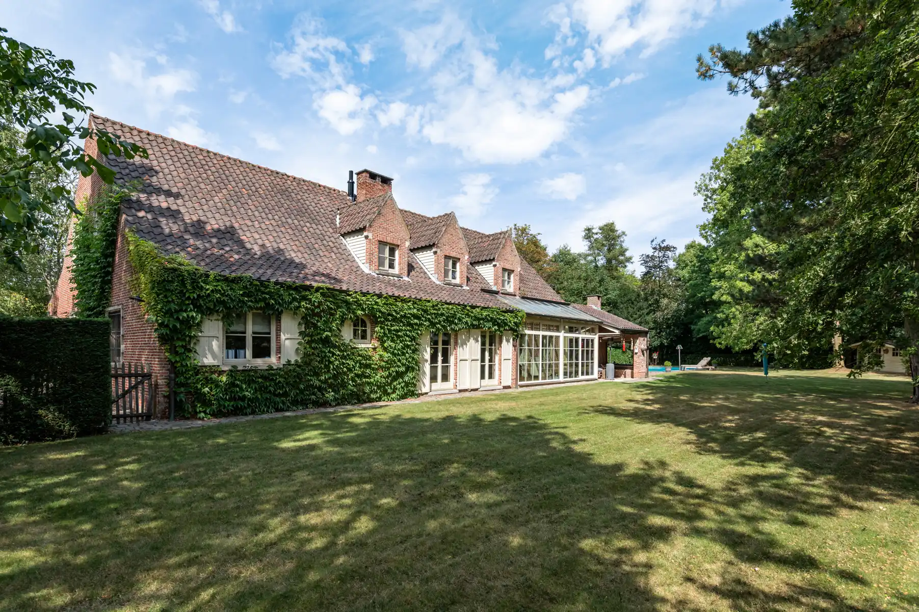 Ruime villa met aparte praktijkruimte op ca. 2.168 m2. foto {{pictureIndex}}