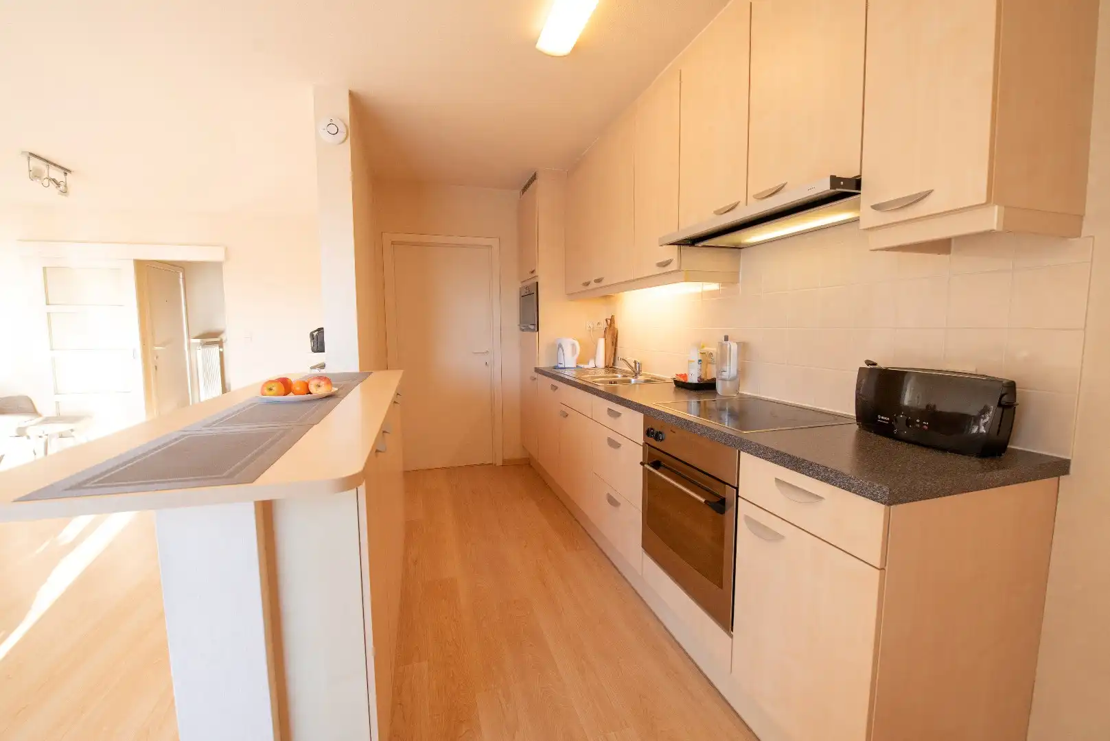 Verzorgd 2-slaapkamerappartement TE KOOP inclusief garage en autostaanplaats. foto 3