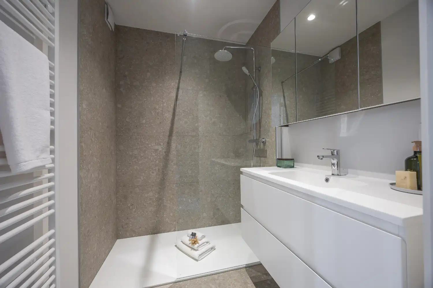 Gerenoveerd drie slaapkamer appartement met open zicht! foto 21