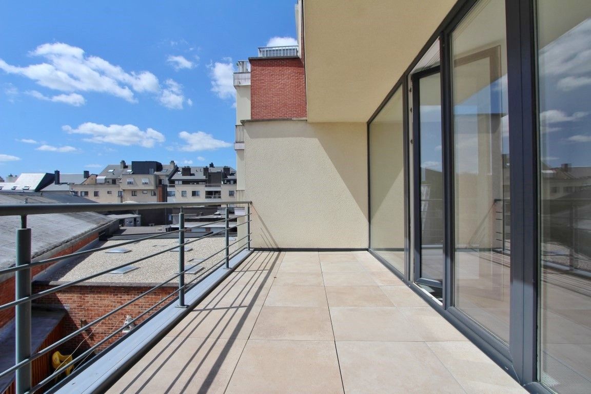 Ruim duplex appartement te huur in het centrum van Sint-Truiden foto 5