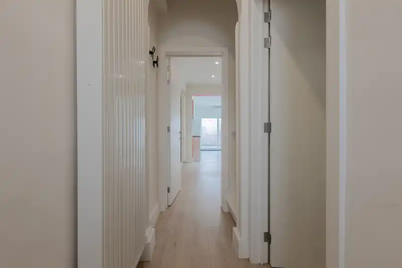 Instapklare, centraal gelegen woning met 3 slaapkamers en gezellig tuinterras (elektriciteit GOEDGEKEURD, EPC- label B, zonneboiler, airco...)... foto 6
