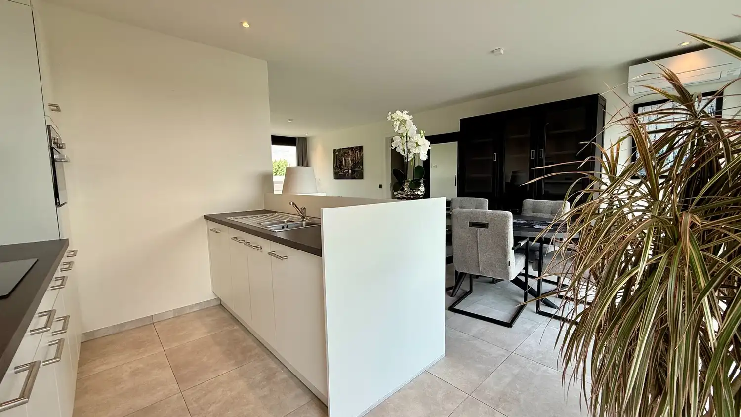Comfortabel appartement met 2 slaapkamers en ruim terras aan de voor- en achterzijde in Lanaken foto 5