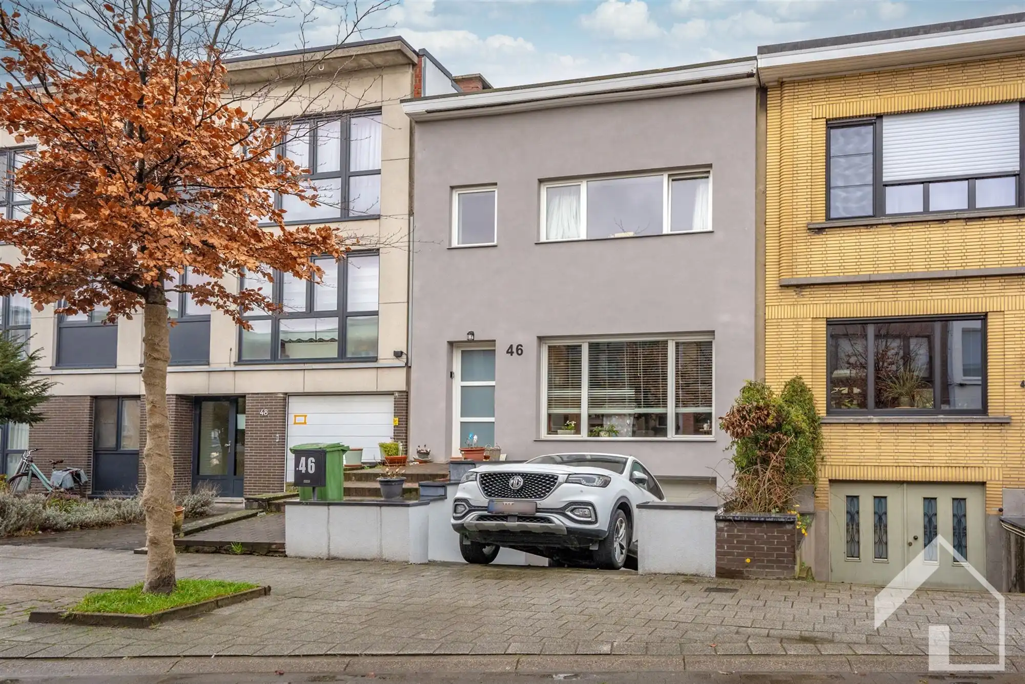 Instapklare gezinswoning met 3 slaapkamers, garage en tuin in rustige enkelrichtingsstraat te Deurne foto {{pictureIndex}}