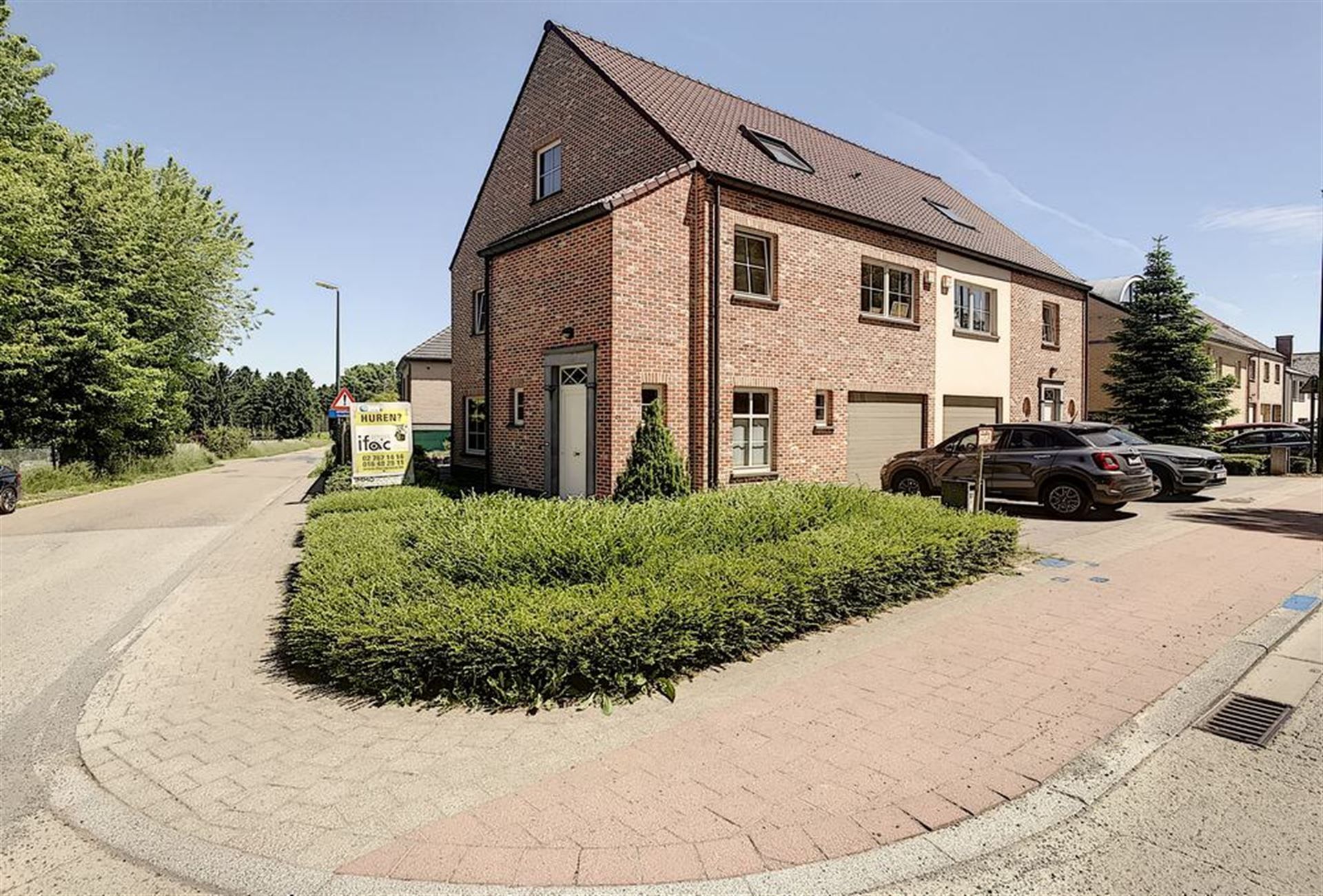 Ruime 4-slaapkamer villa  foto {{pictureIndex}}