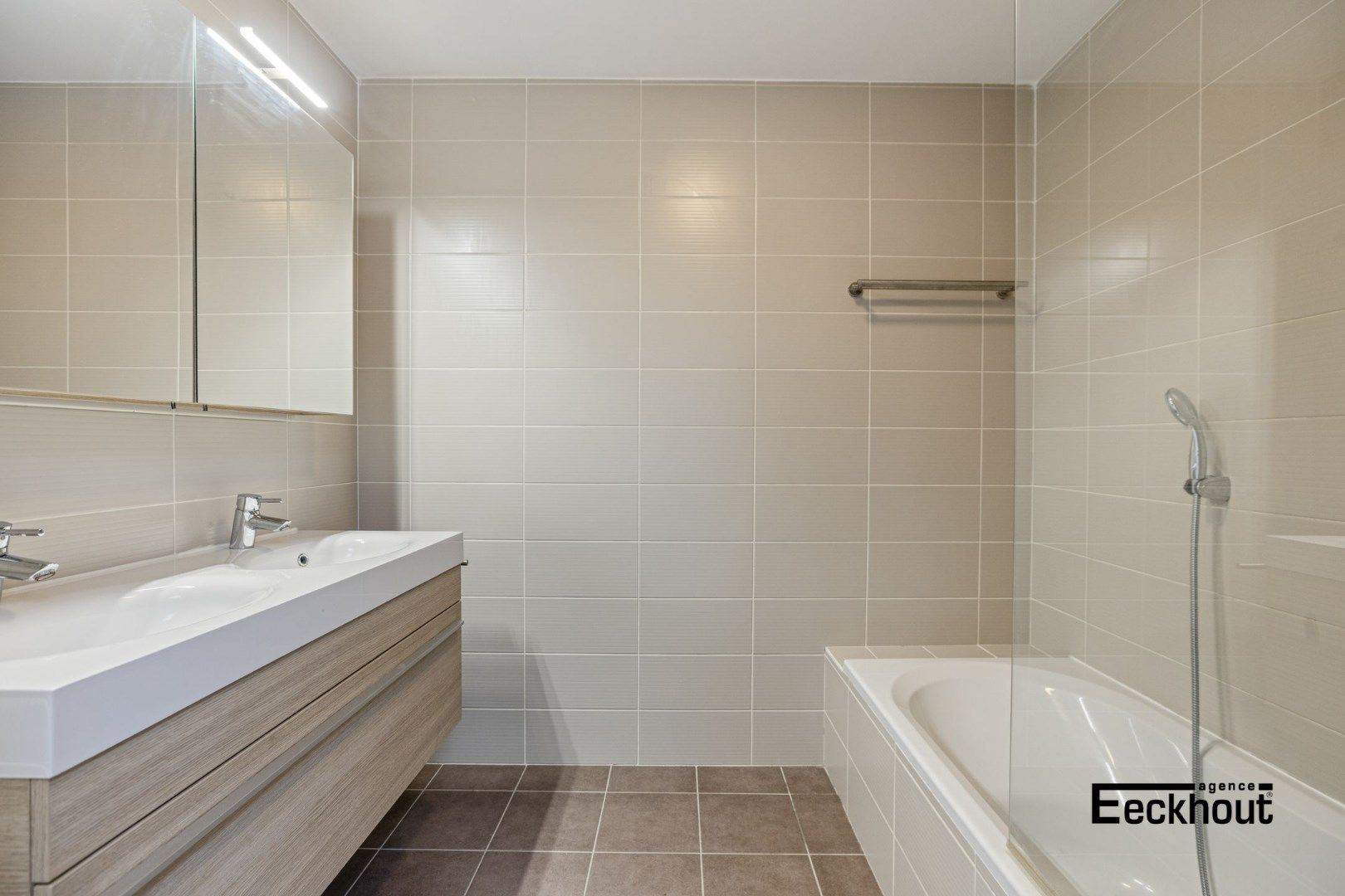 Instapklaar duplexappartement met grote terrassen en mooi open zicht! foto 17