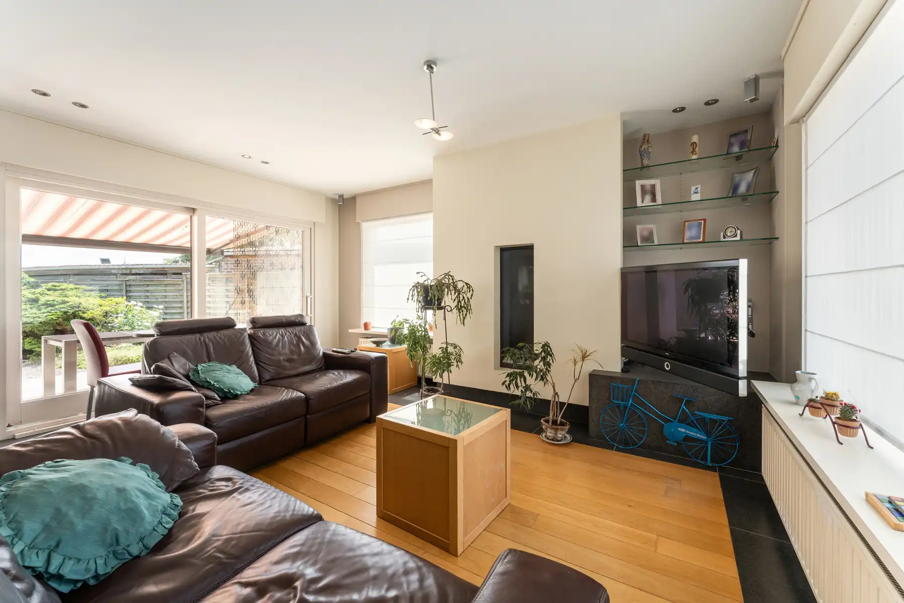 Ruime woning met loods foto 5