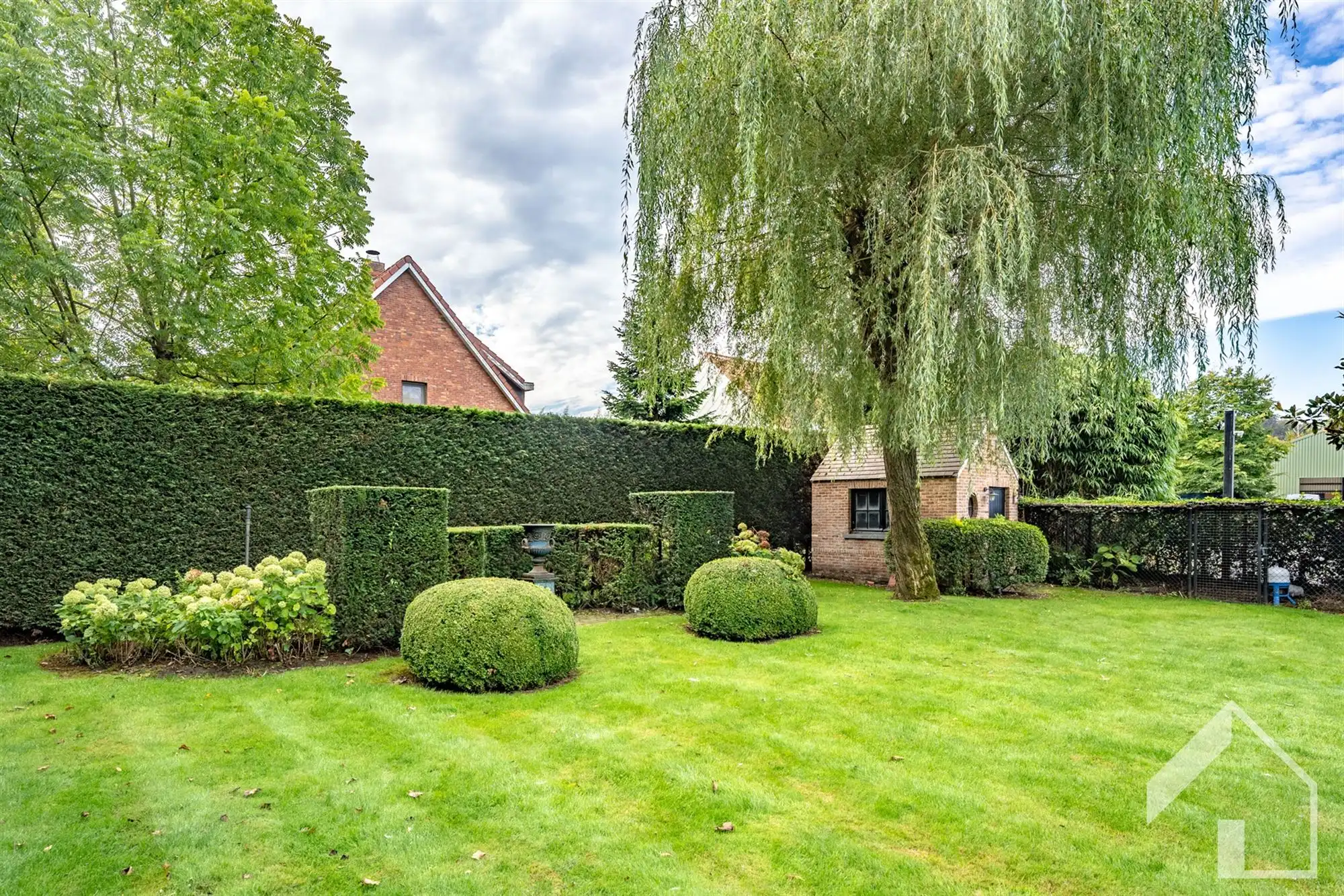 Exclusieve villa met loods, prachtige tuin en topafwerking op ruim 7.400 m²  foto 5