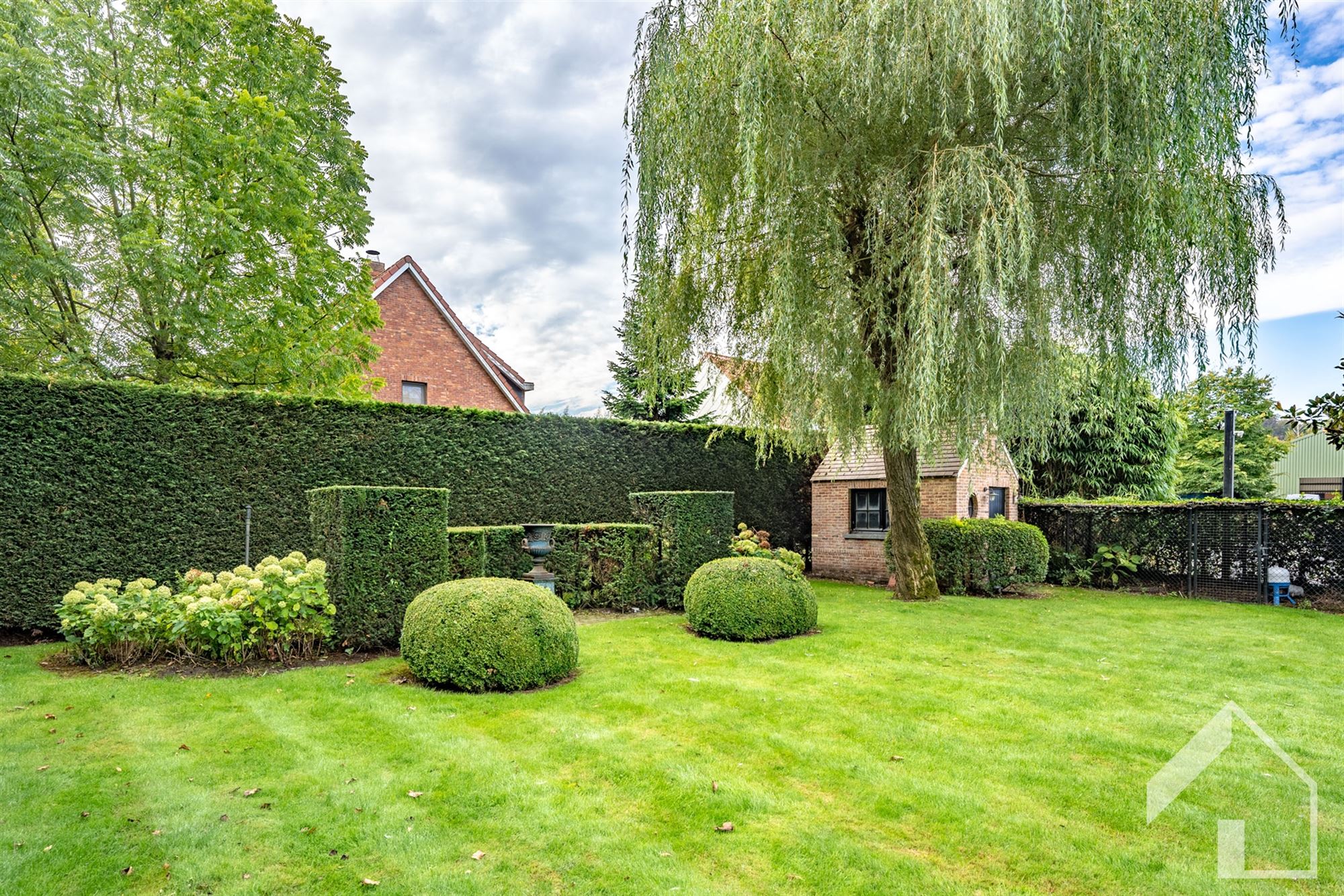Exclusieve villa met loods, prachtige tuin en topafwerking op ruim 7.400 m²  foto 5