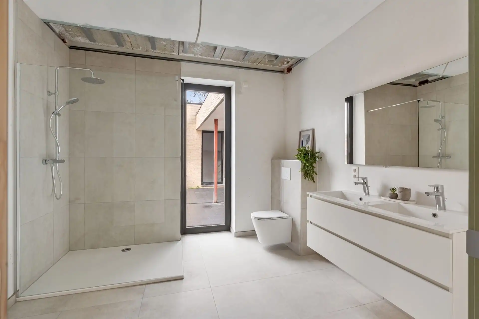 Gelijkvloerse woning met carport en tuin. foto 20