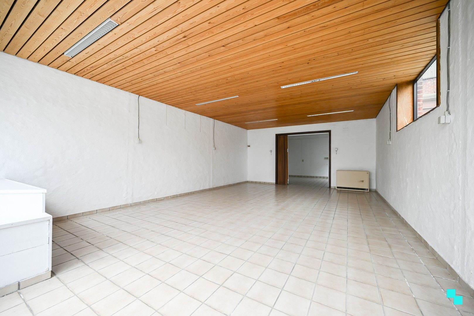 Ruime opslagplaats met voorliggende parkeerplaats te Izegem, Bosmolens foto 13