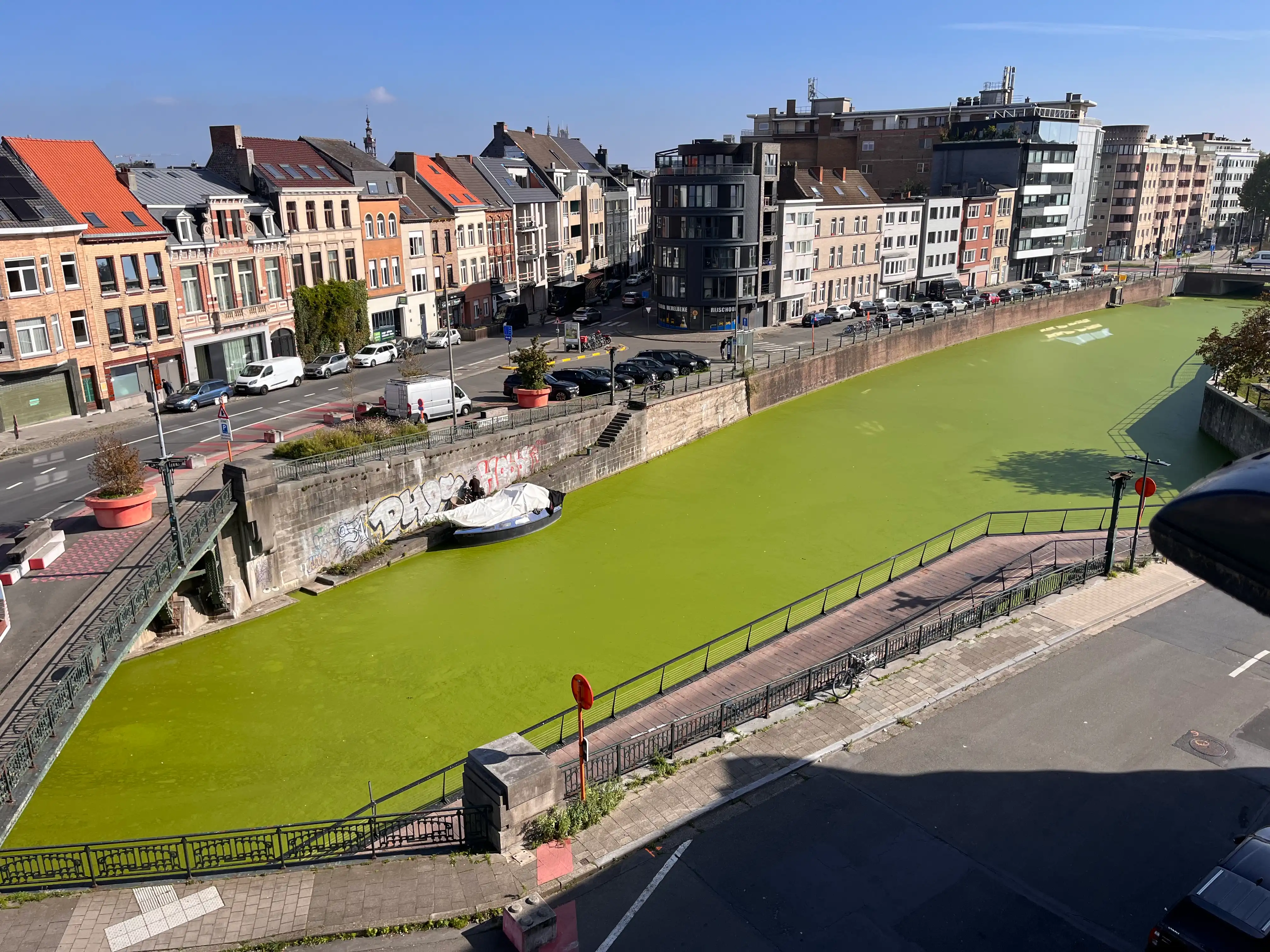 Gemeubelde en gerenoveerde studio in Gent. foto {{pictureIndex}}