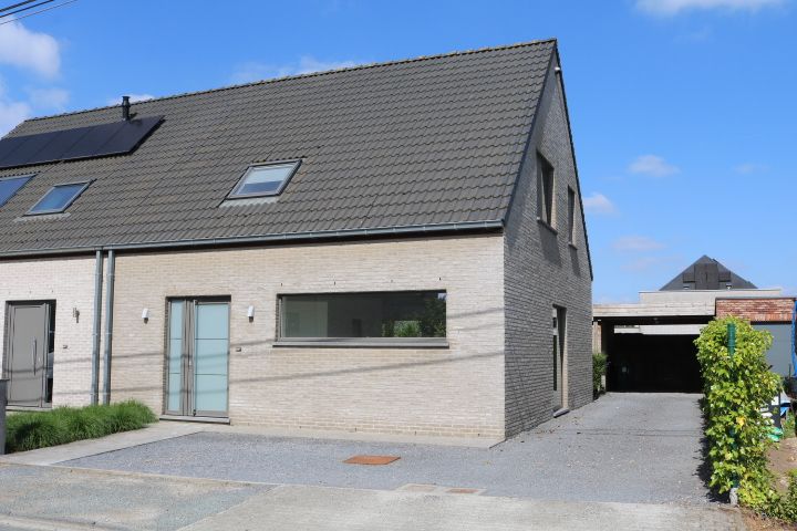 Toffe instapklare woning met 3 slaapkamers en carport foto {{pictureIndex}}