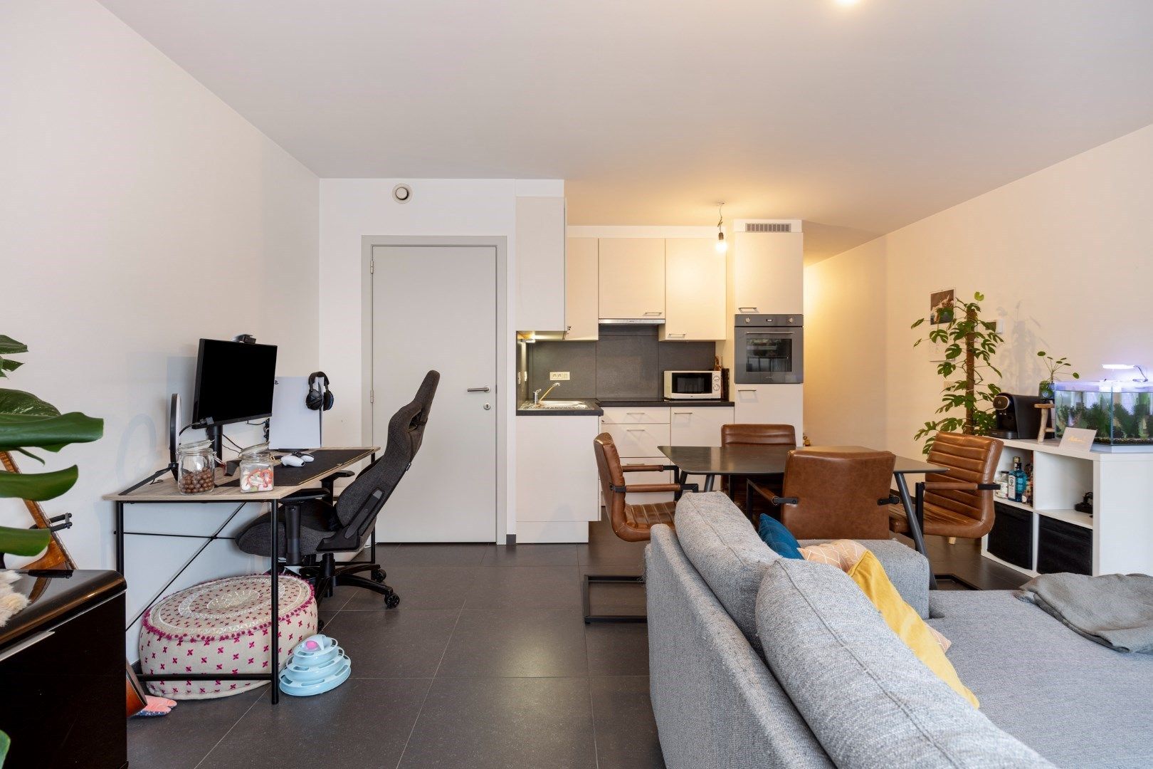 Instapklaar 1-slaapkamer appartement met private autostaanplaats foto 5