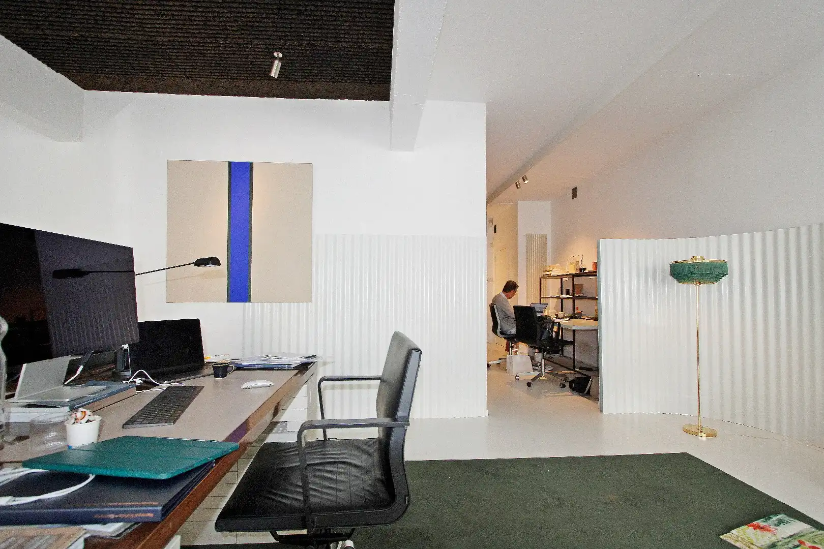 Ingericht en gemeubeld handelspand in een zijstraat van de Dumortierlaan te huur  foto 5