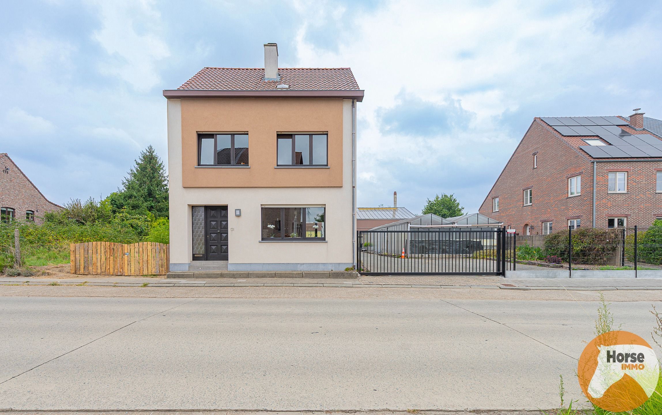 ERPE-MERE - Goed onderhouden woning met magazijn en serres foto 2