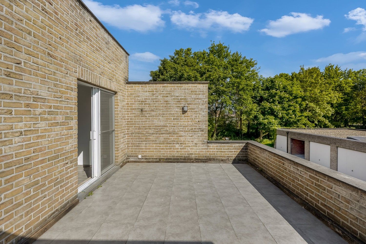 Gerenoveerd appartement met 2 slpkrs en garage foto 11