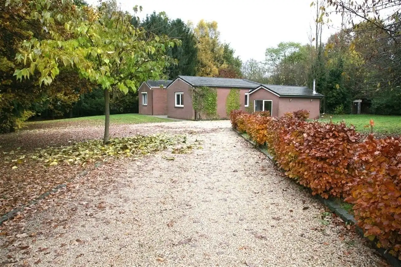 Zeer rustig gelegen gelijkvloerse woning met 3 slpk. foto {{pictureIndex}}