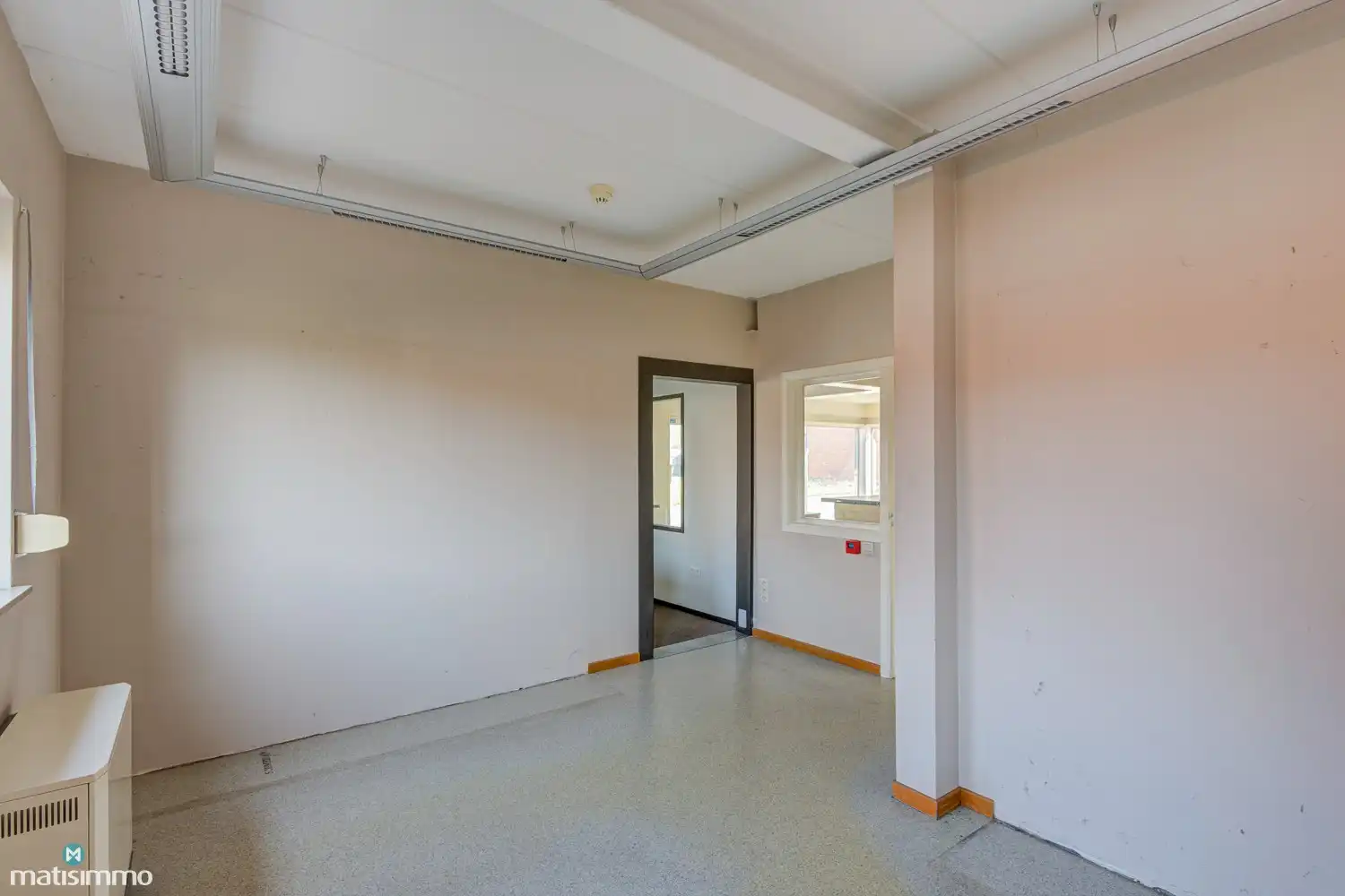 RUIM HANDELSPAND (SHOWROOM/BUREAU EN ZEER GROOT MAGAZIJN) MET VEEL MOGELIJKHEDEN TE BILZEN foto 10