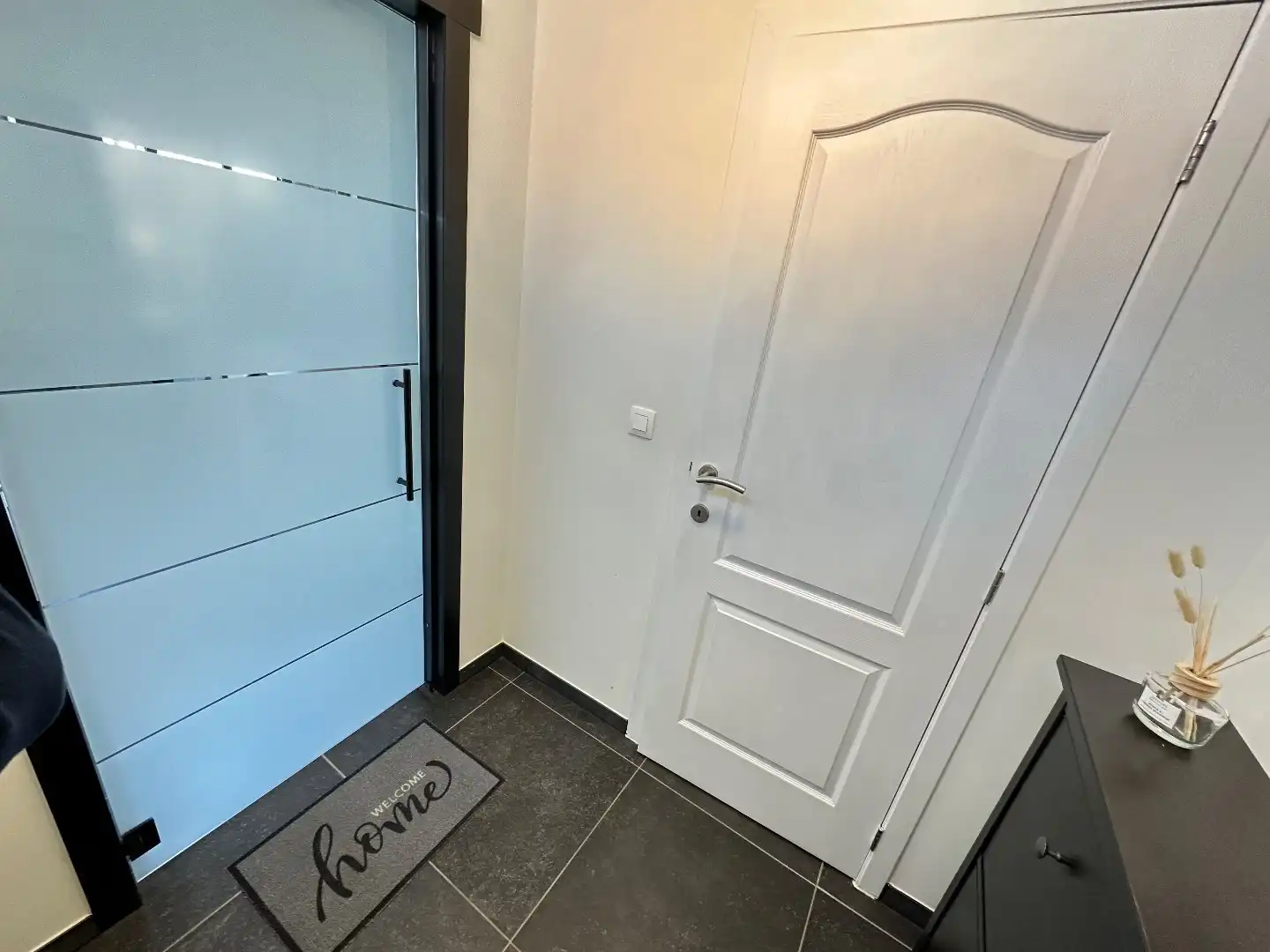 Moderne gezinswoning met drie slaapkamers en energiezuinige afwerking foto 2