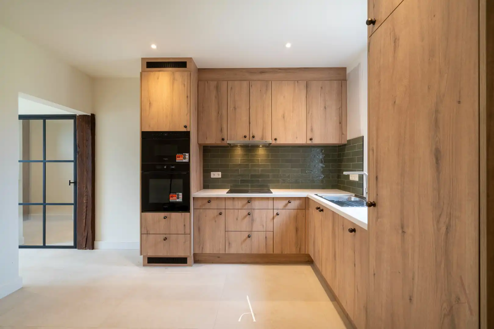 Volledig gerenoveerde stadswoning van 269 m² met 6 slaapkamers en carport in het centrum van Maaseik foto 8