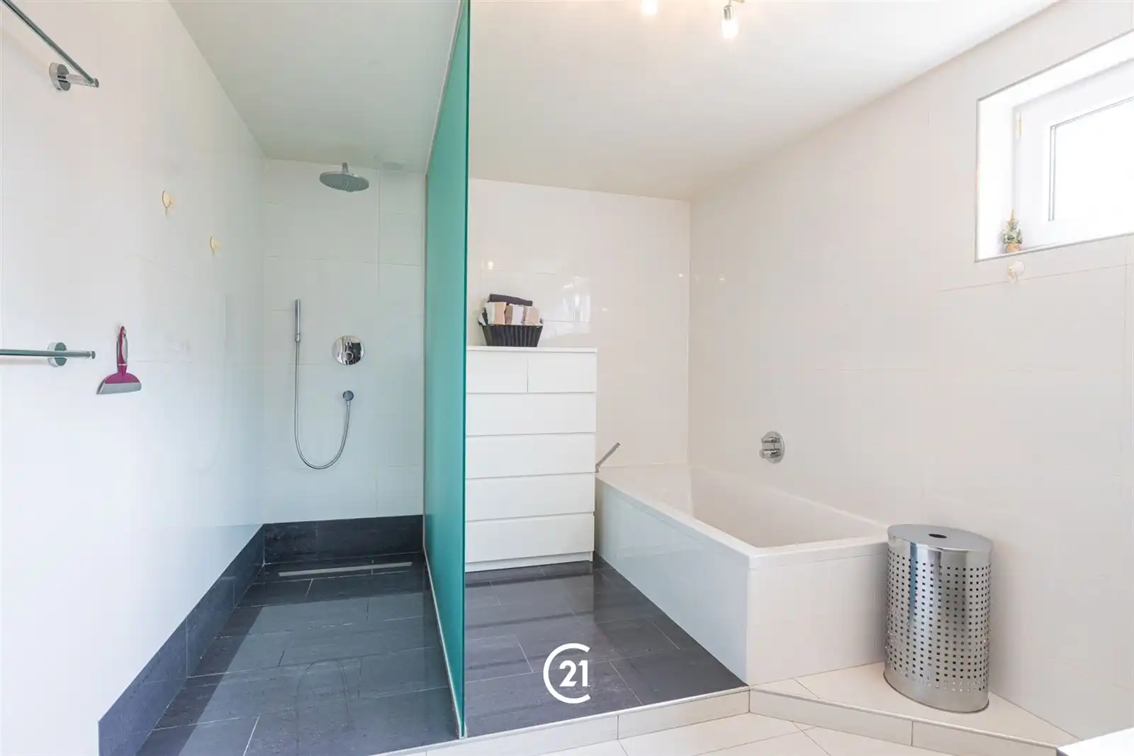 Instapklare gezinswoning met ruime garage foto 7