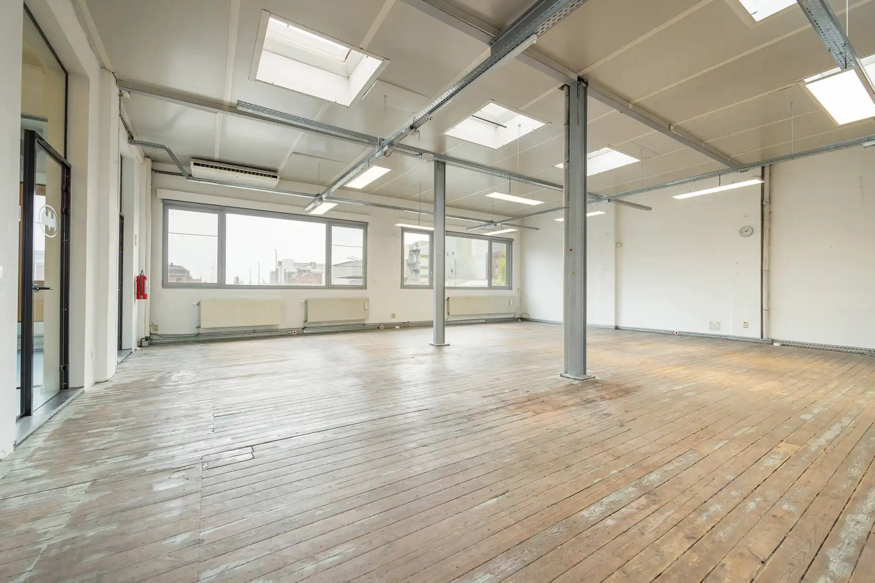 Instapklaar kantoorgebouw te koop in Merksem foto 52