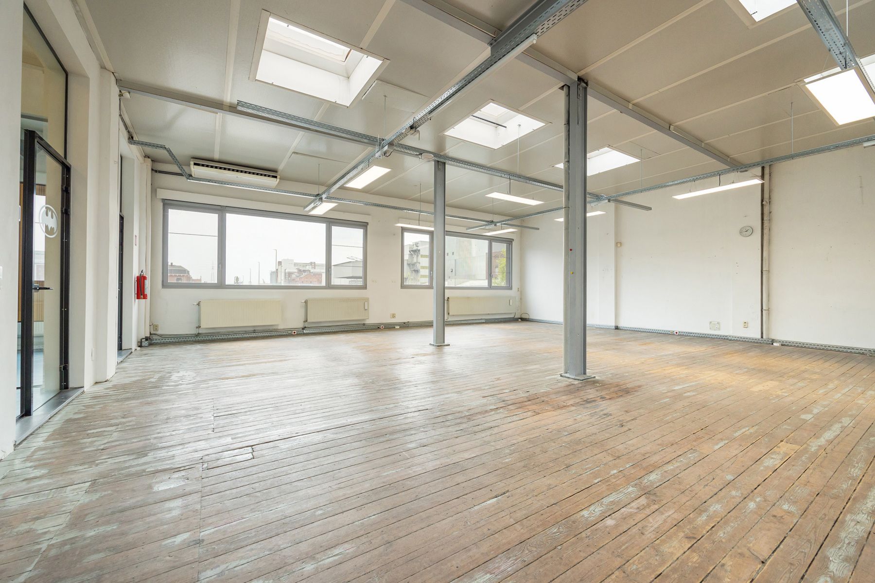 Instapklaar kantoorgebouw te koop in Merksem foto 52