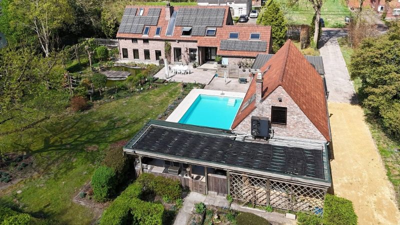 Villa van 270m² met bijgebouw van 100m² op 30 are met openluchtzwembad foto 2