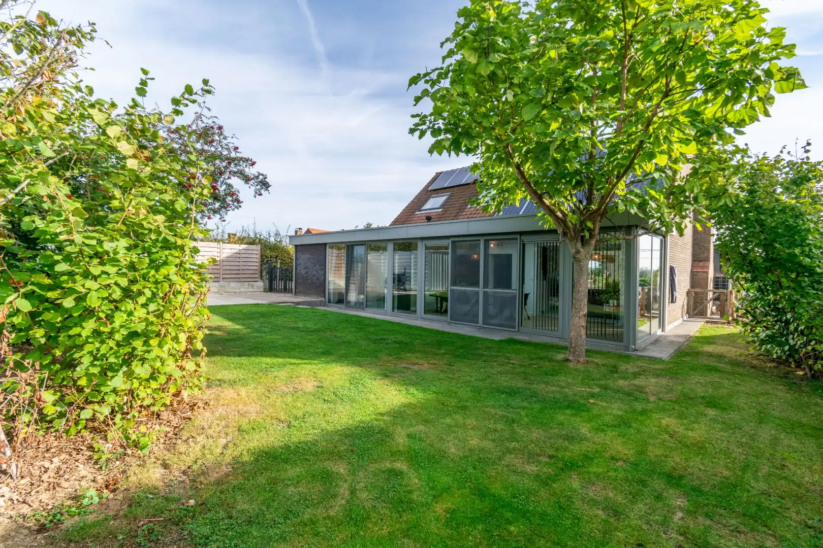 Een instapklare, heel aangename villa met oa. 3 grote slaapkamers! foto 2