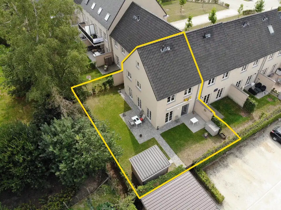 Prachtige en ruime eengezinswoning met parkeerplaats en garage in het centrum van Lichtervelde foto {{pictureIndex}}