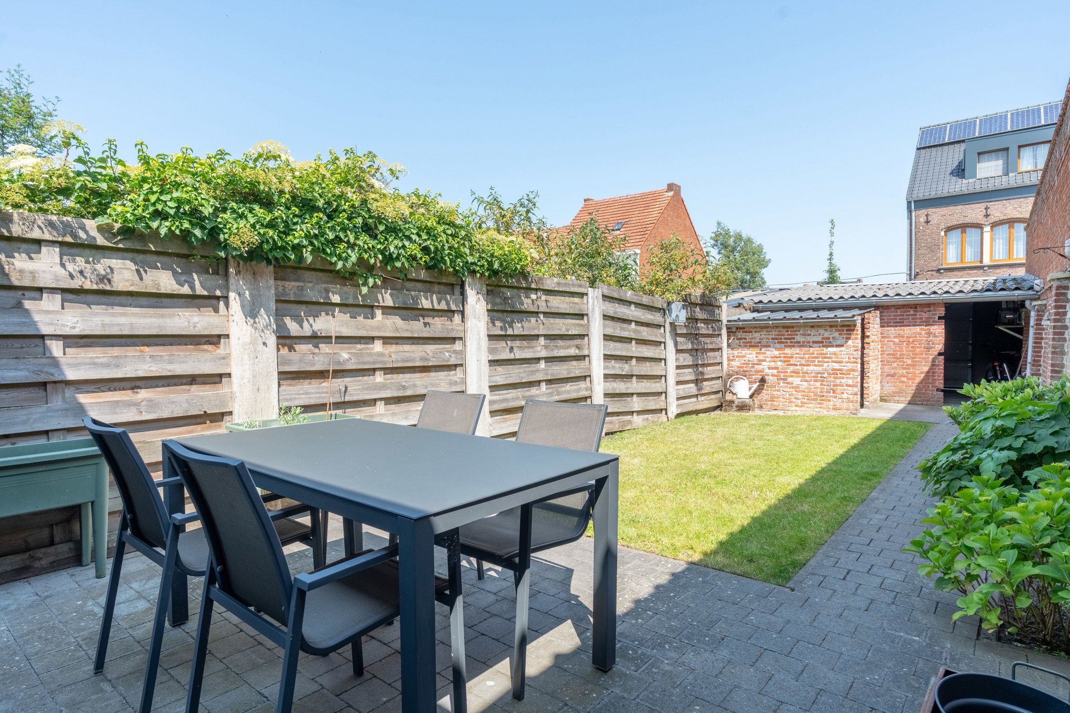Volledig vernieuwde  woning met garage op rustige ligging  foto 2