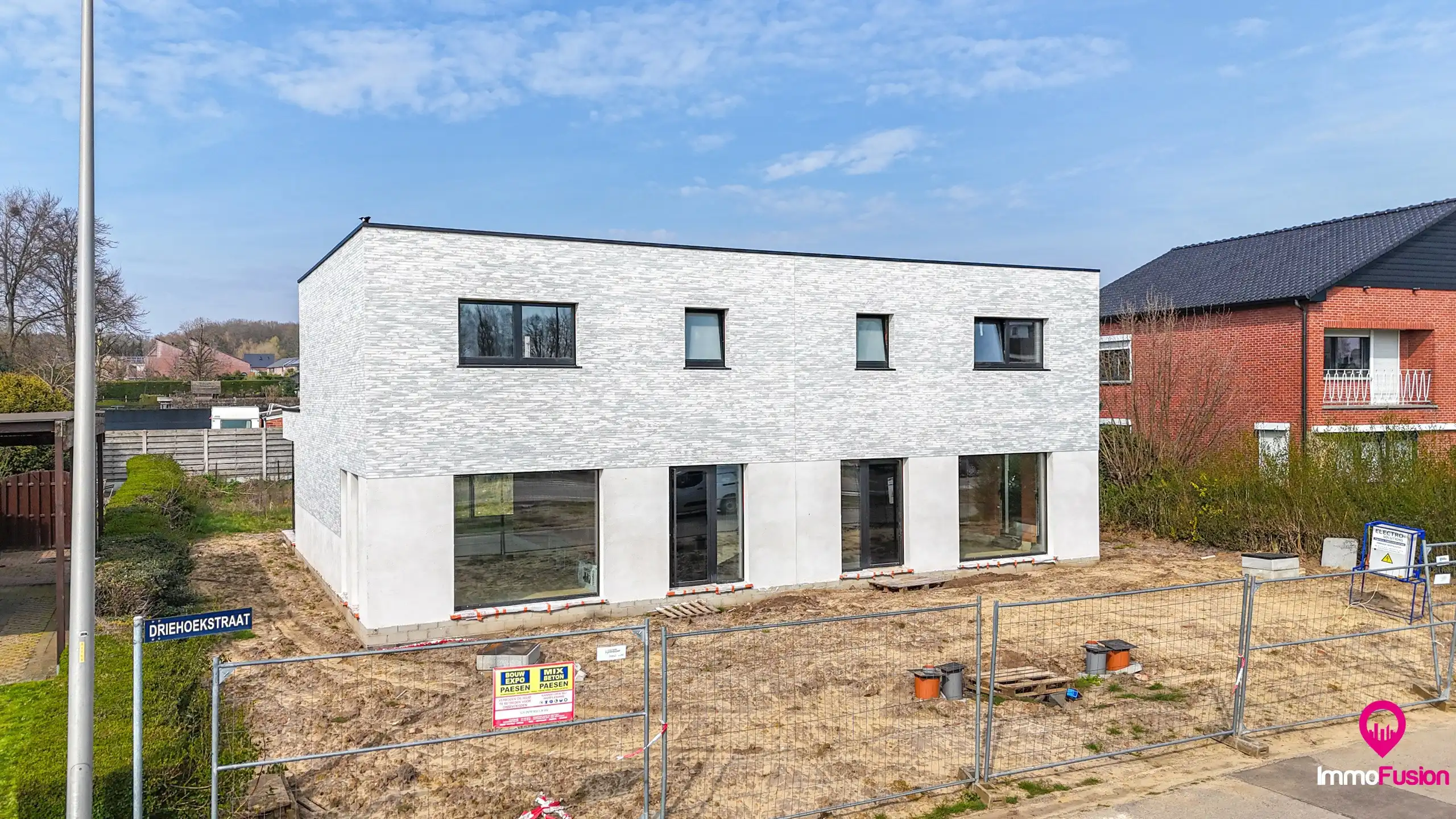 Modern halfopen nieuwbouw in casco met 3 slaapkmrs in Lillo! foto {{pictureIndex}}