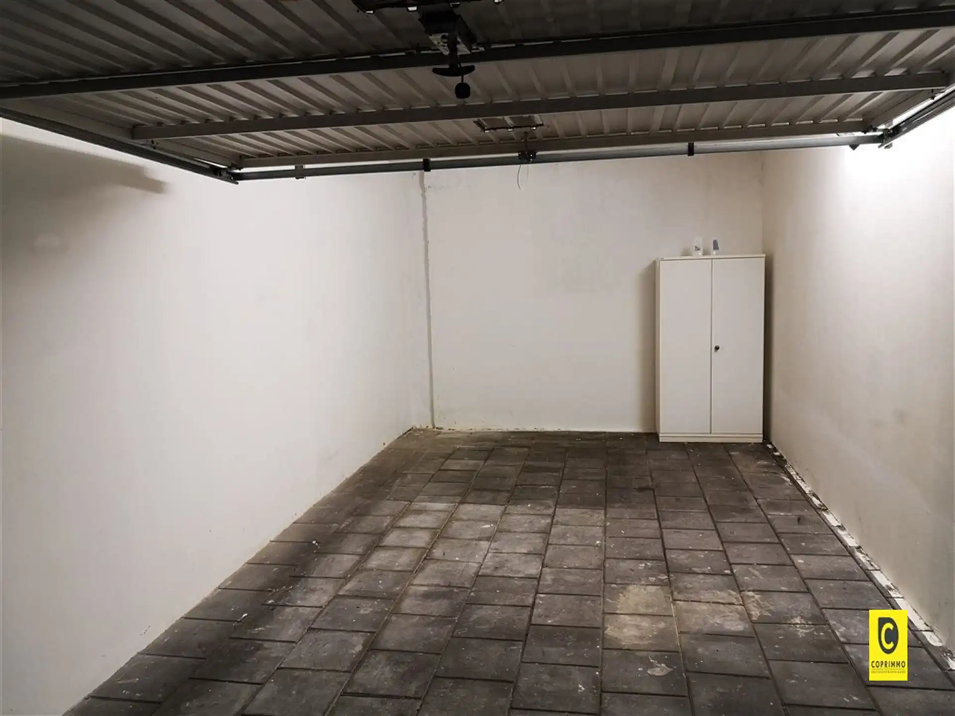Garagebox met elektrische poort! foto 2