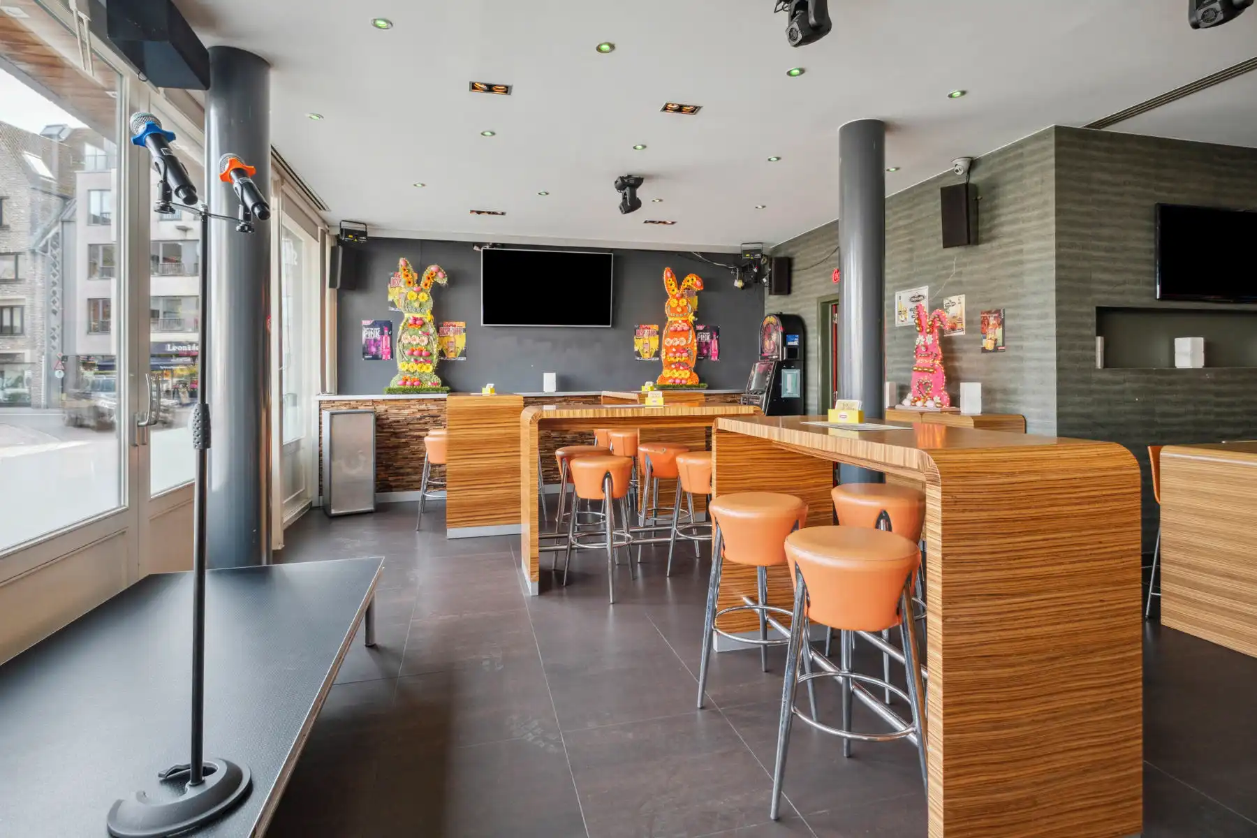 Ruime handelszaak op de Markt in Gistel. foto 4