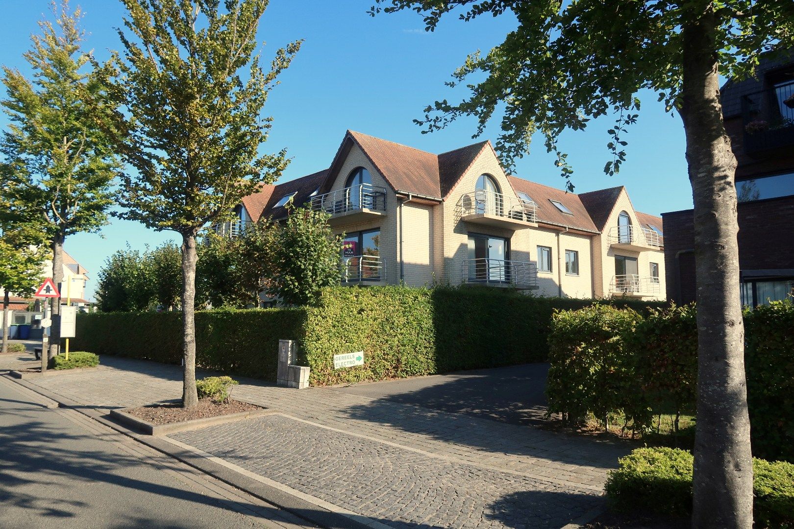 Ruim, verzorgd appartement met 2 slaapkamers en 2 terrassen in Hartje Jabbeke foto {{pictureIndex}}