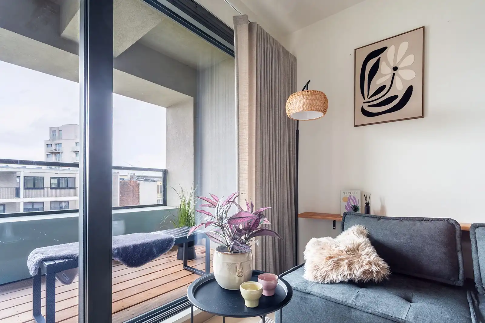 Stadsvibe en rust: energiezuinig appartement met terras foto 3