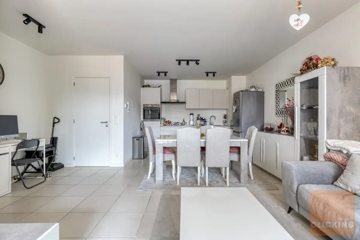 Modern 2 slaapkamerappartement met gezellig terras foto 3
